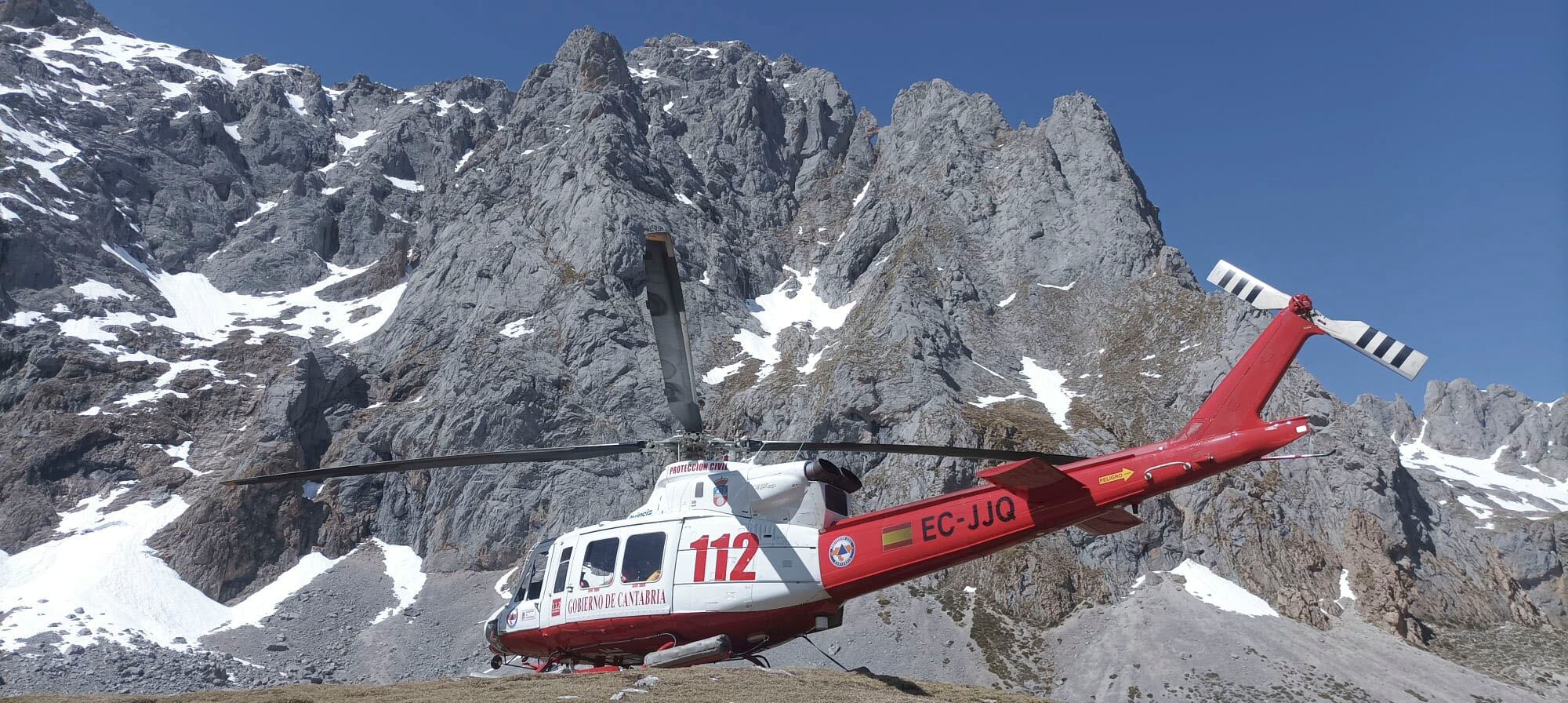 SANTANDER, 07/04/2025.- Helicóptero de rescate en la zona de Peña Vieja donde dos montañeros han fallecido este lunes en el macizo central del Parque Nacional de los Picos de Europa, en la zona cántabra. EFE/ Emergencias 112 Cantabria / ***SOLO USO EDITORIAL/SOLO DISPONIBLE PARA ILUSTRAR LA NOTICIA QUE ACOMPAÑA (CRÉDITO OBLIGATORIO)***