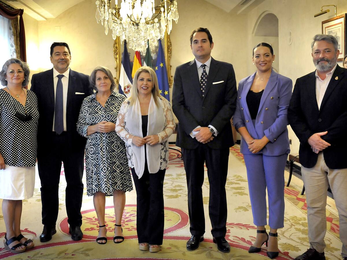 Los representantes de los Reyes Magos y la Cartera Real sellan su alianza con Jerez firmando en el Libro de Honor