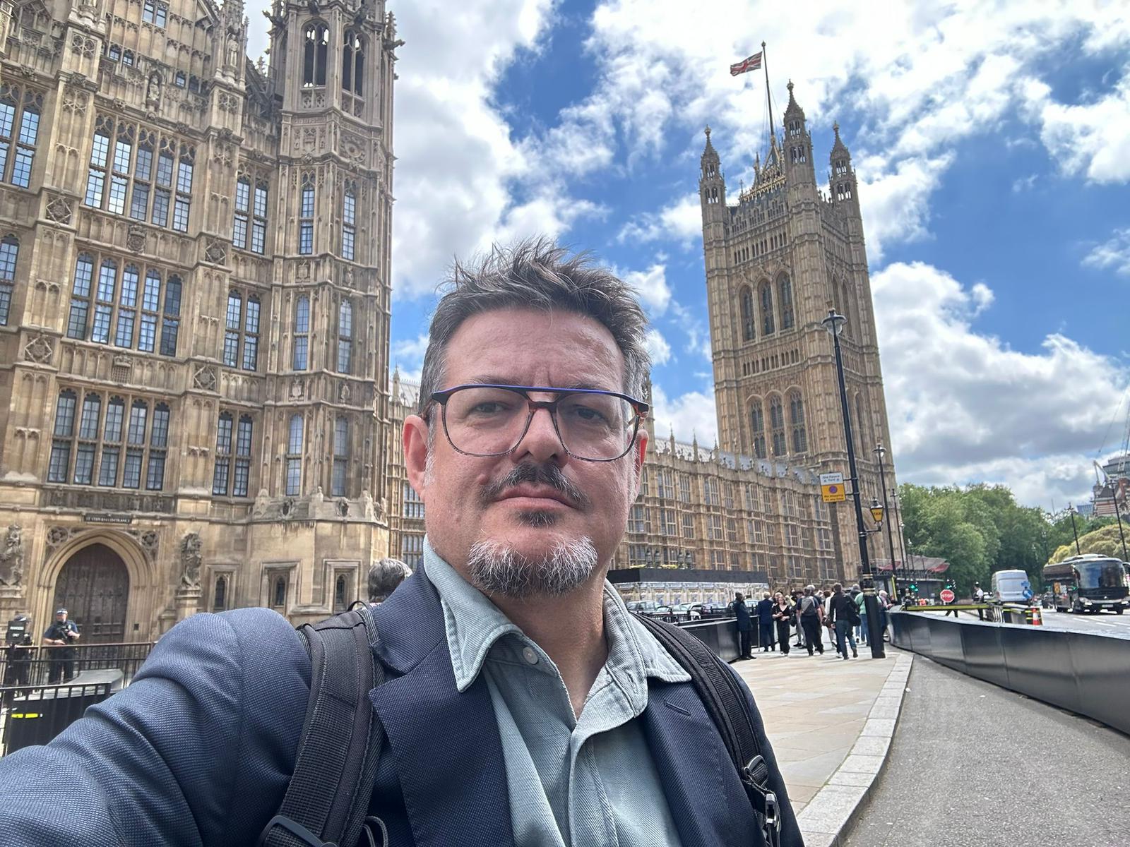 El periodista y profesor Alfredo Benito en una fotografía desde Londres, ciudad donde reside.