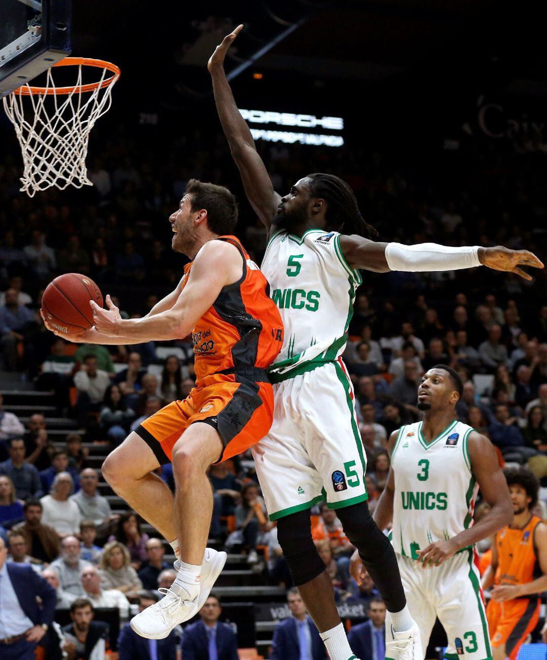 GRAF6845. VALENCIA, El base belga del Valencia Basket Sam Van Rossom (i) encesta ante Maurice Ndour, del Unics Kazan durante el partido de semifinales de la Eurocopa que disputan este martes en Valencia.EFE, Miguel Ángel Polo