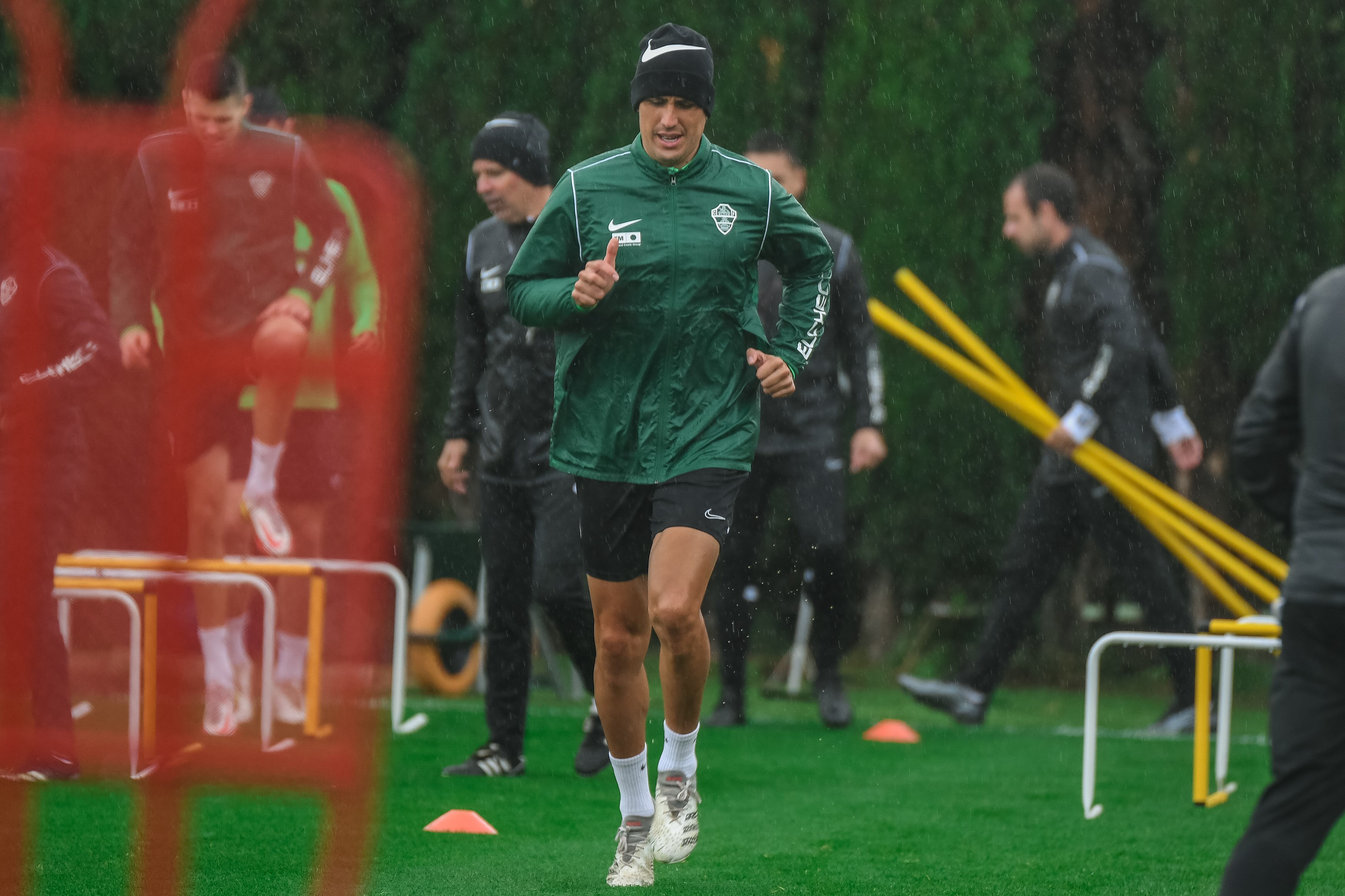 Enzo Roco ejercitándose con el Elche bajo la lluvia esta semana