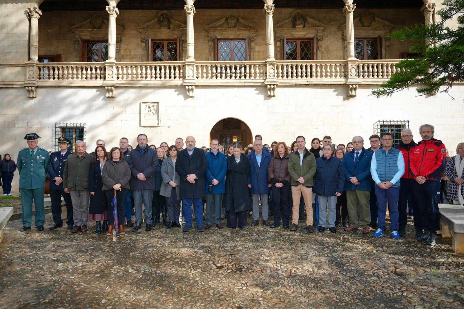 Imagen del minuto de silencio en el Consolat de Mar