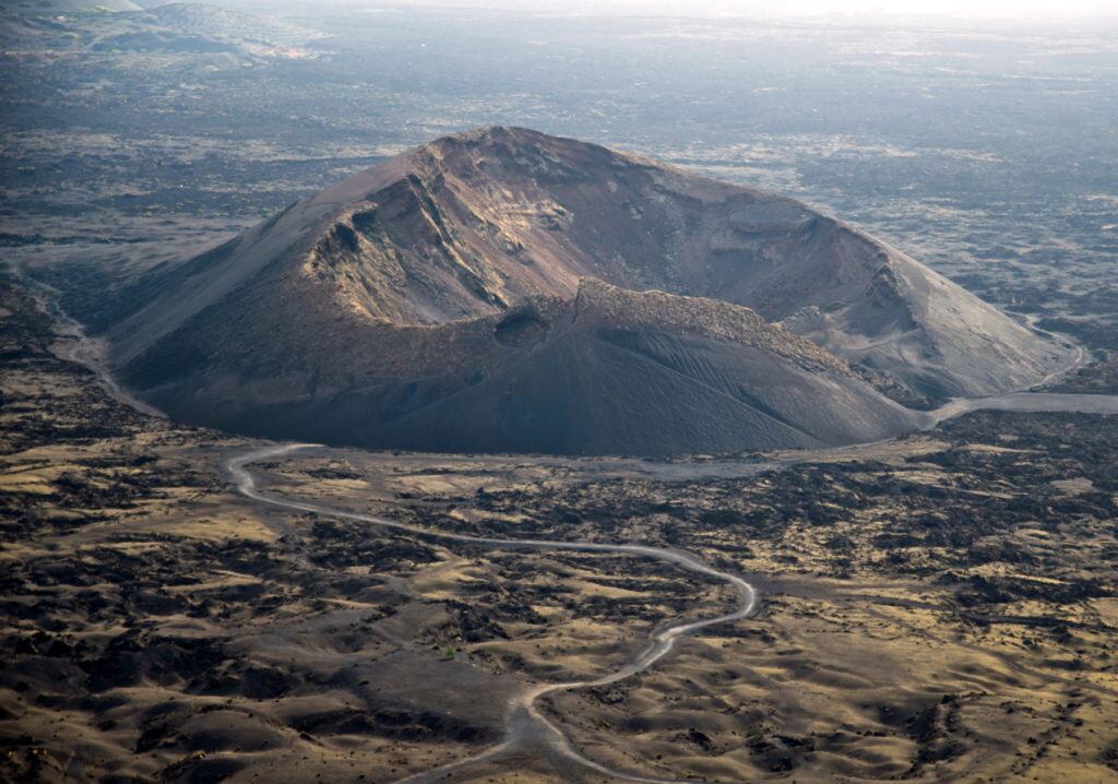 Volcán del Cuervo, visto desde Montaña Negra.