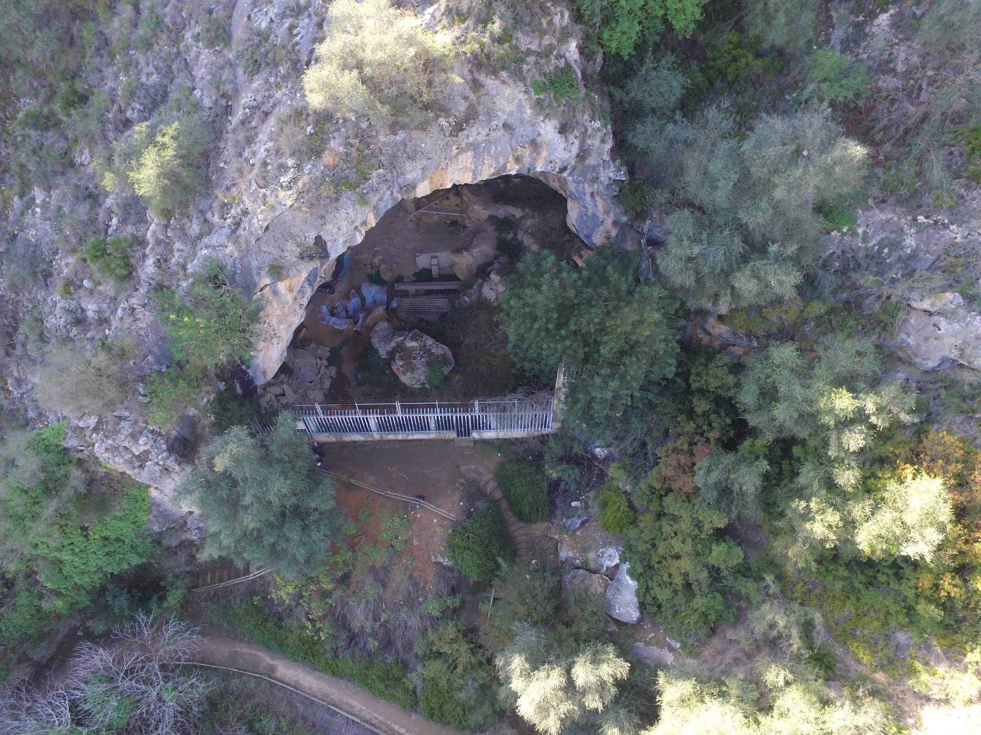 La Cova Negra de Xàtiva, junto al río Albaida