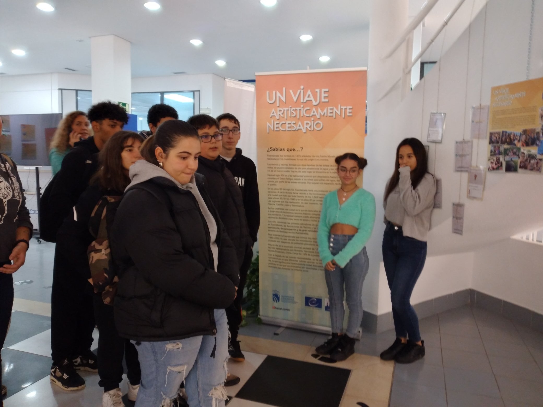 Jóvenes fuenlabreños visitando la exposición &#039;Un museo necesario&#039;.