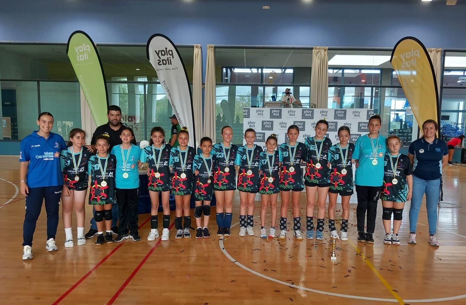 Las jugadoras del equipo alevín femenino del Lanzarote Puerto del Carmen.