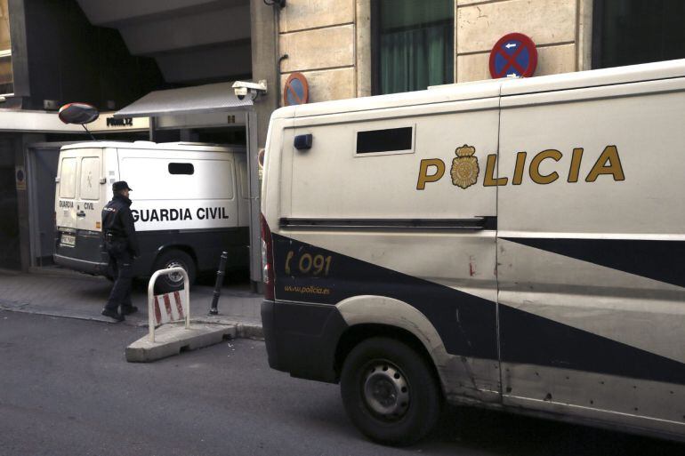 GRA006. MADRID, 29/10/2014.- Un furgón de la Guardia Civil entra esta mañana en la Audiencia Nacional, donde el juez Eloy Velasco tiene previsto comenzar a tomar declaración al medio centenar de acusados en la Operación Púnica, una trama de corrupción mun