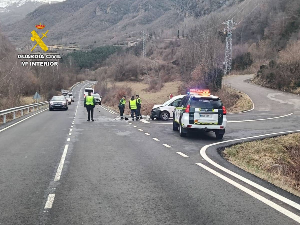 Accidente sin consecuencias de un autobús escolar en Sahún