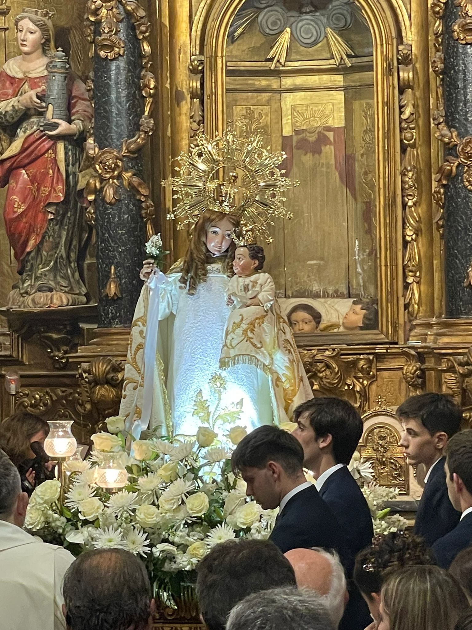 Imagen de la Virgen de la Corona con los Quintos