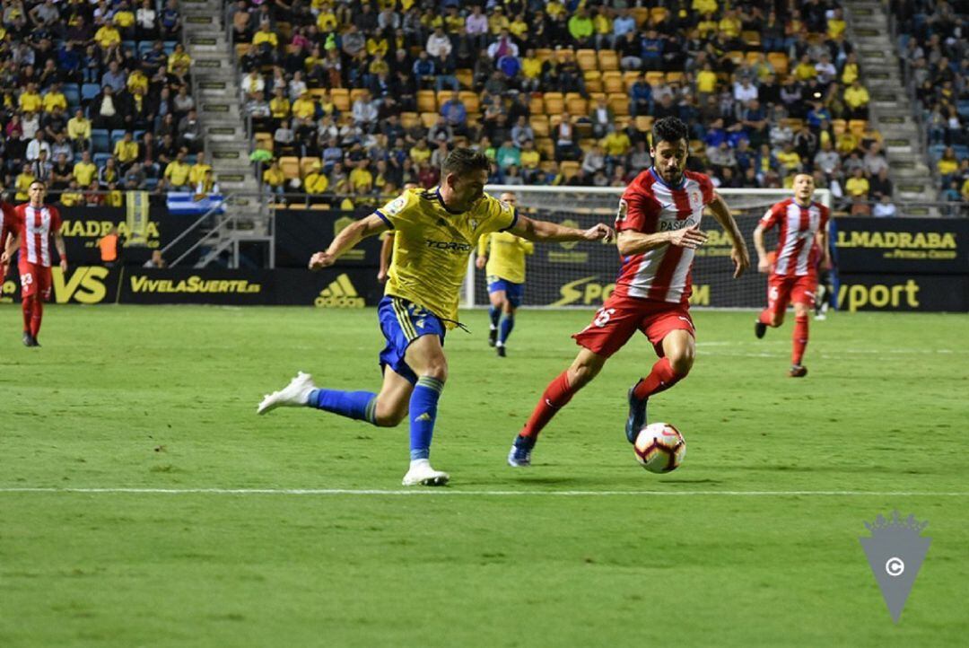 Vallejo jugó como delantero referencia ante el Sporting