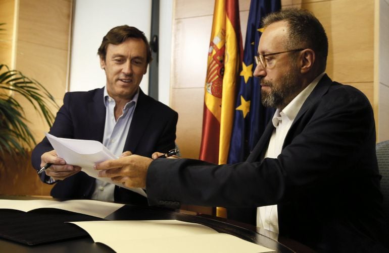 Los portavoces parlamentarios del PP, Rafael Hernando (i), y de Ciudadanos, Juan Carlos Girauta (d), durante la firma, en el Congreso, del pacto anticorrupción, por el que C&#039;s se compromete a votar a favor de la investidura de Mariano Rajoy en la segunda 