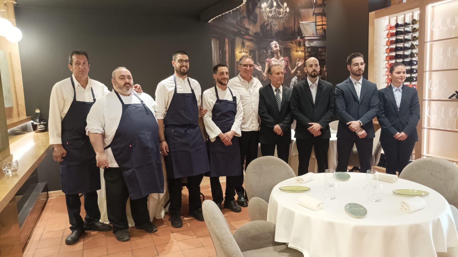 Carmelo Bosque, en el centro, con todo su equipo en el nuevo local del Lillas Pastia