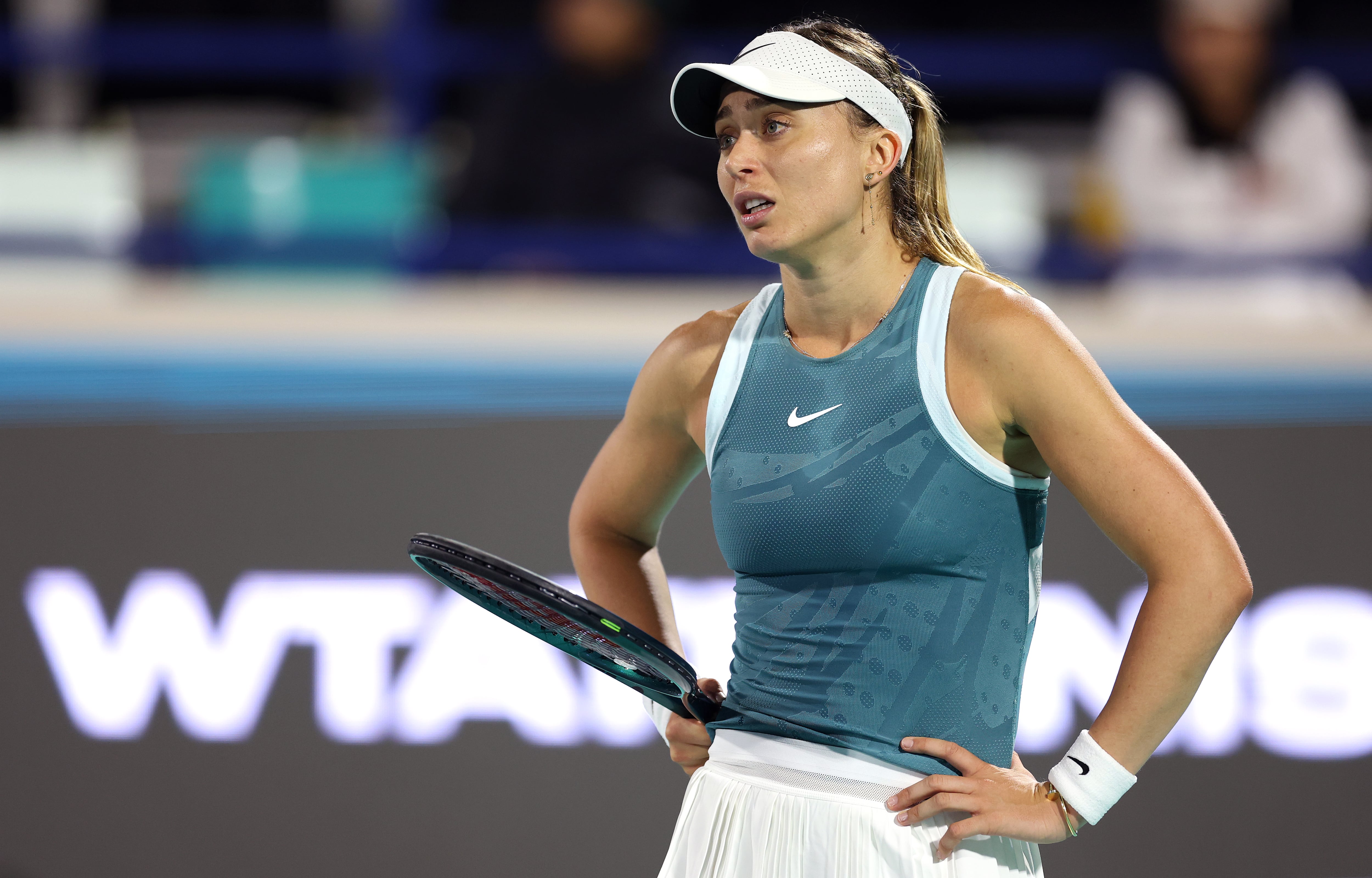 Paula Badosa, frustrada durante su partido de debut en el ATP de Abu Dhabi en 2025