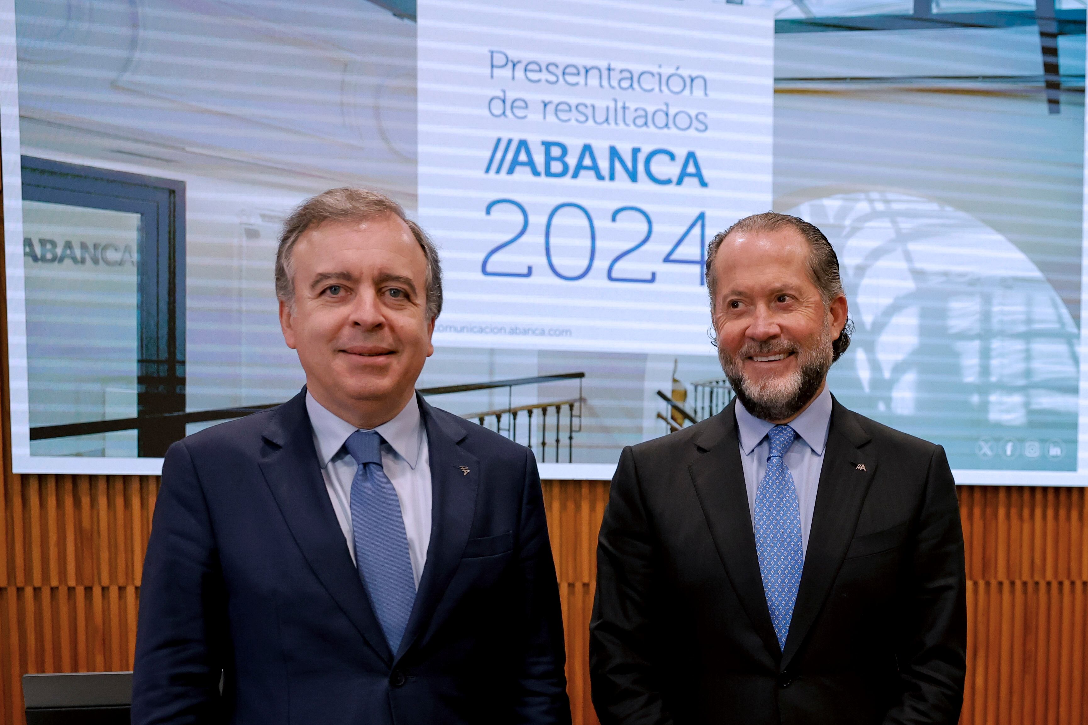 SANTIAGO DE COMPOSTELA, 28/01/2025.- El presidente de Abanca, Juan Carlos Escotet, acompañado del consejero delegado de la entidad, Francisco Botas (d) presentan en rueda de prensa los resultados obtenidos por el banco en el ejercicio 2024, hoy martes en Santiago de Compostela. EFE/Lavandeira jr
