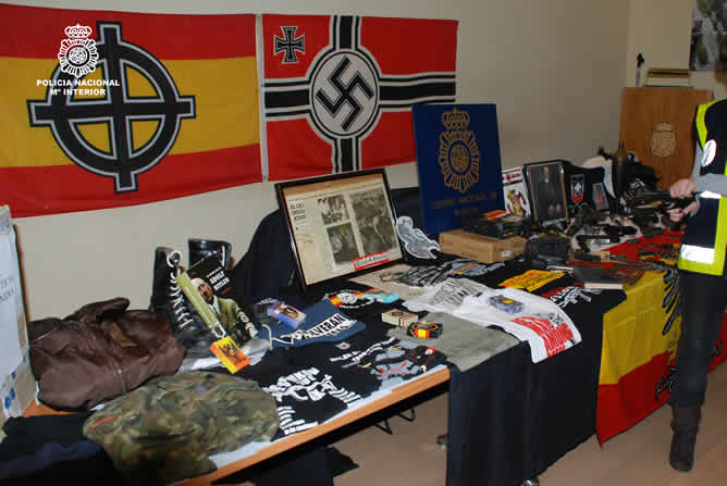 En los registros domiciliarios se ha intervenido numeroso material relativo al nazismo.