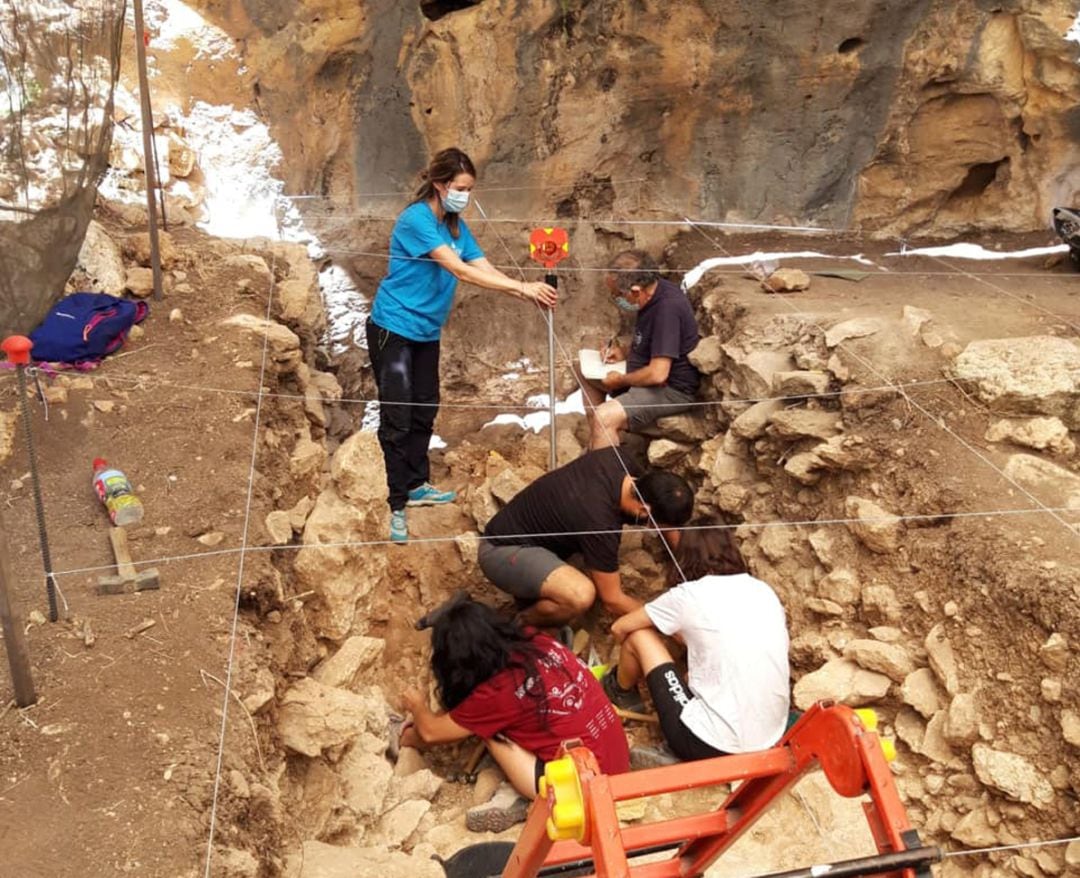 Excavaciones de arqueólogos de la UGR en la localidad de Colomera