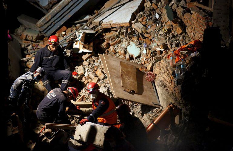 Labores de rescate tras el seísmo.