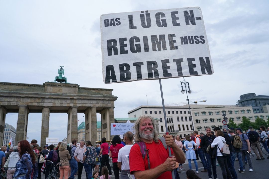 Un hombre sostiene una pancarta que dice: &quot;El régimen de las mentiras debe dimitir&quot; en la manifestación de este viernes