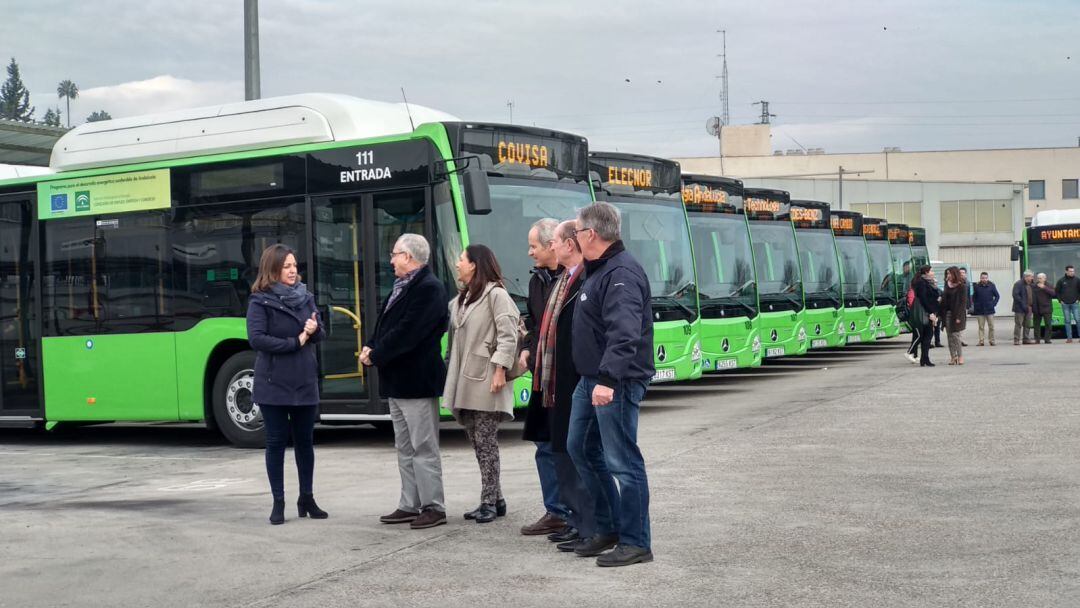 La alcaldesa, Isabel Ambrosio y otros miembros de la corporación municipal y de Aucorsa, durante la presentación de los nuevos vehículos de la empresa municipal 