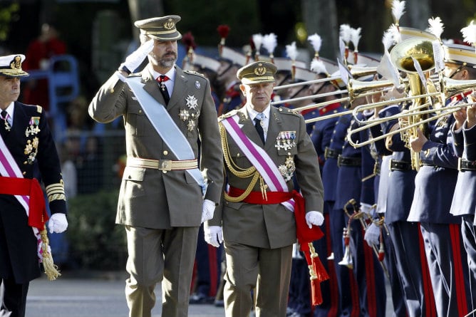 El príncipe de Asturias pasa revista a su llegada a la Plaza de Neptuno donde ha presidido por primera vez, acompañado de doña Letizia, el desfile del Día de la Fiesta Nacional ante la ausencia del Rey