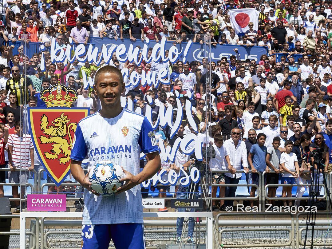 Shinji Kagawa en su presentación en La Romareda