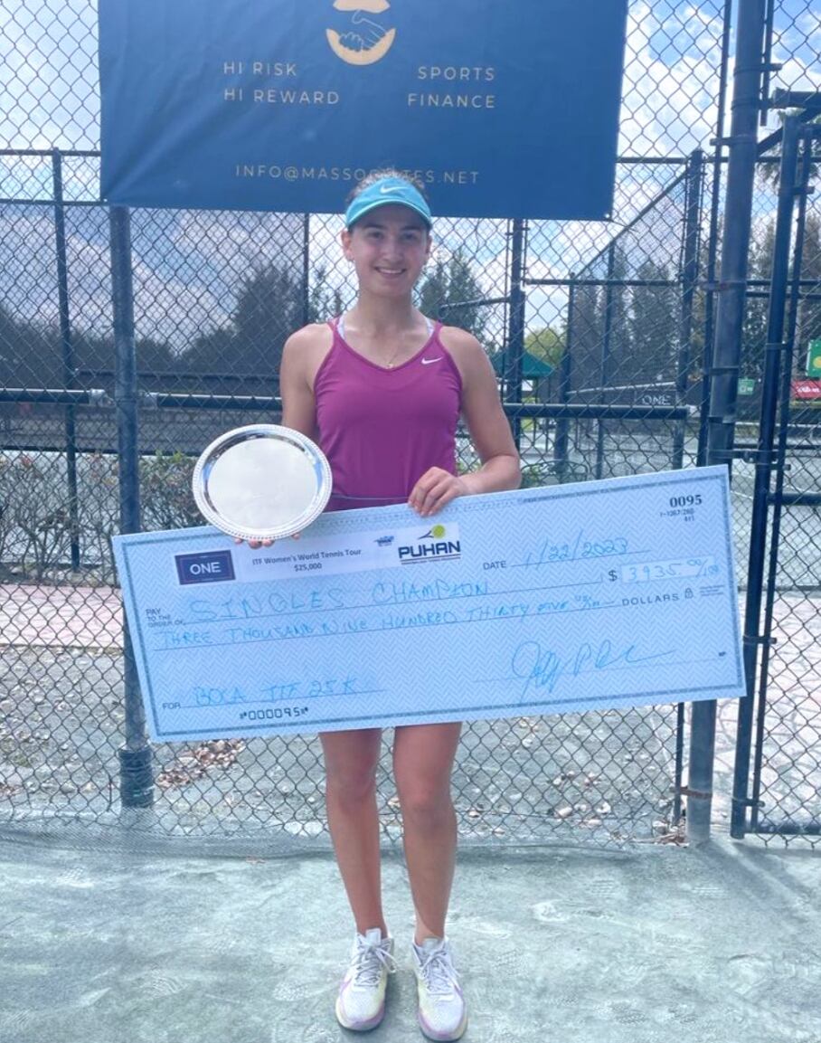 Vicky Jiménez amb el premi de l'ITF de Boca Raton.
