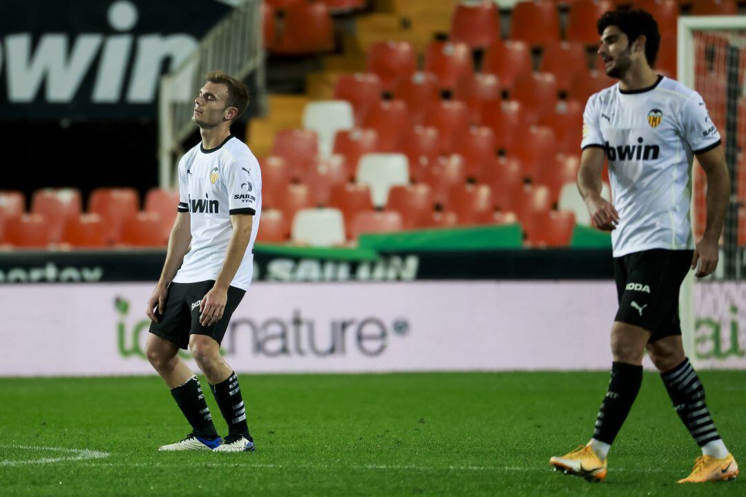 Guedes y Lato se lamentan durante un partido de la temporada 20-21