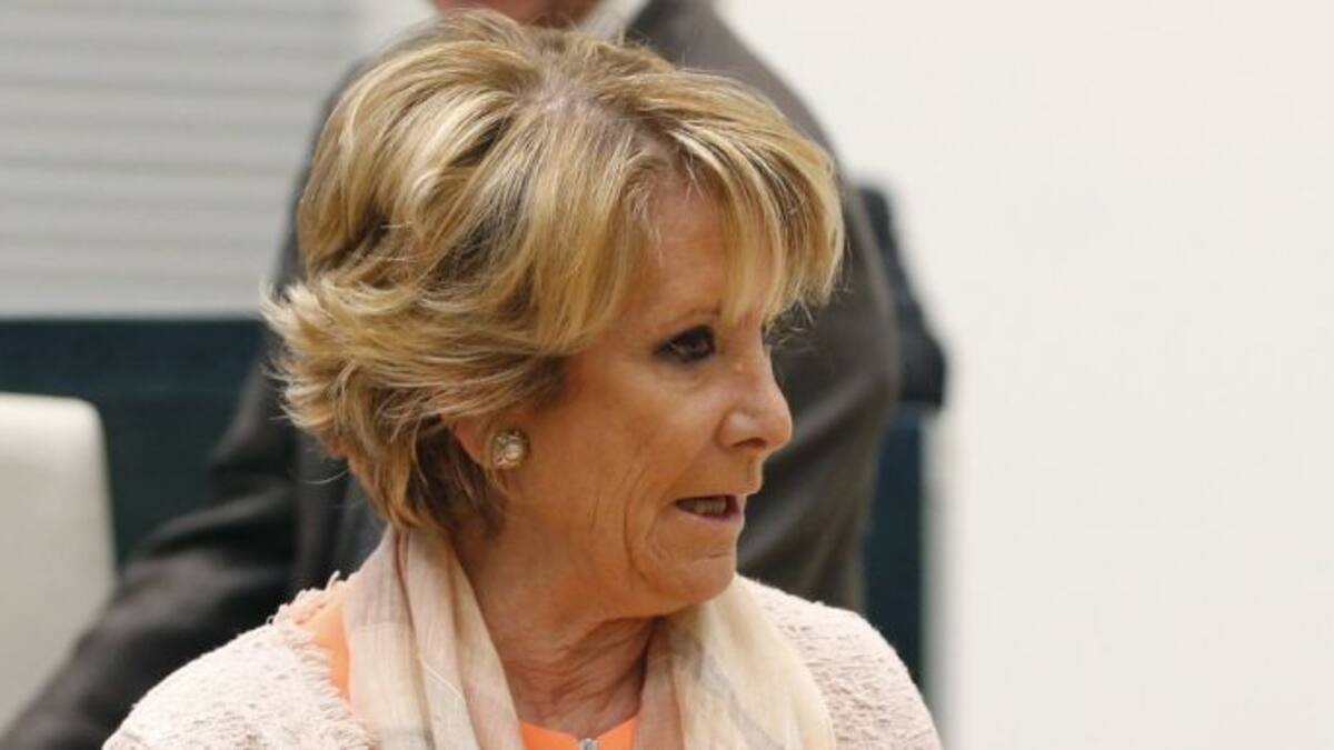 Aguirre, preguntada por si va a dimitir: "Pero qué dice usted oiga... de eso nada"