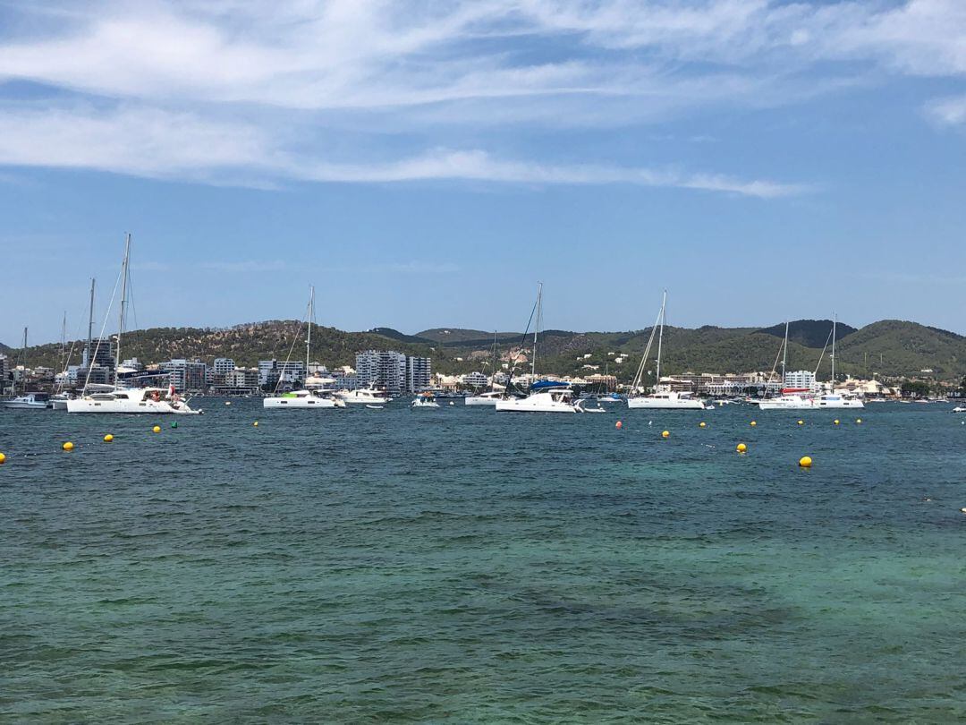 Imagen de barcos fondeados en la Bahía de Portmany