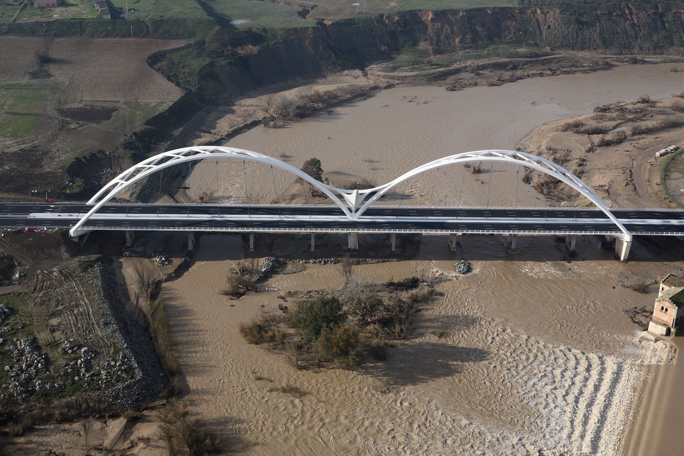 Puente de Ibn Firnás obra del ingeniero José Luis Manzanares coronando el Guadalquivir a su paso por Córdoba en la presa de Casillas