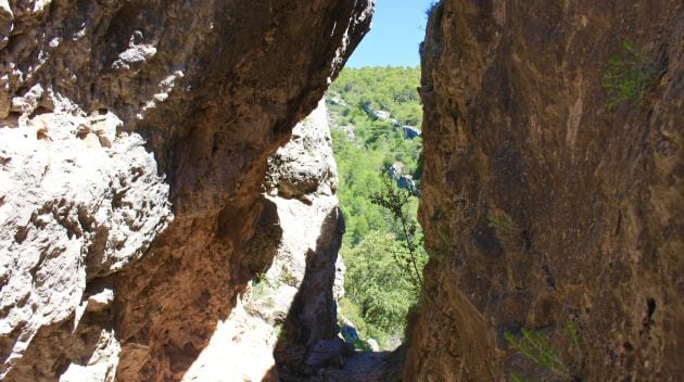 El sendero se adentra por estrechos desfiladeros como el Gollizno.