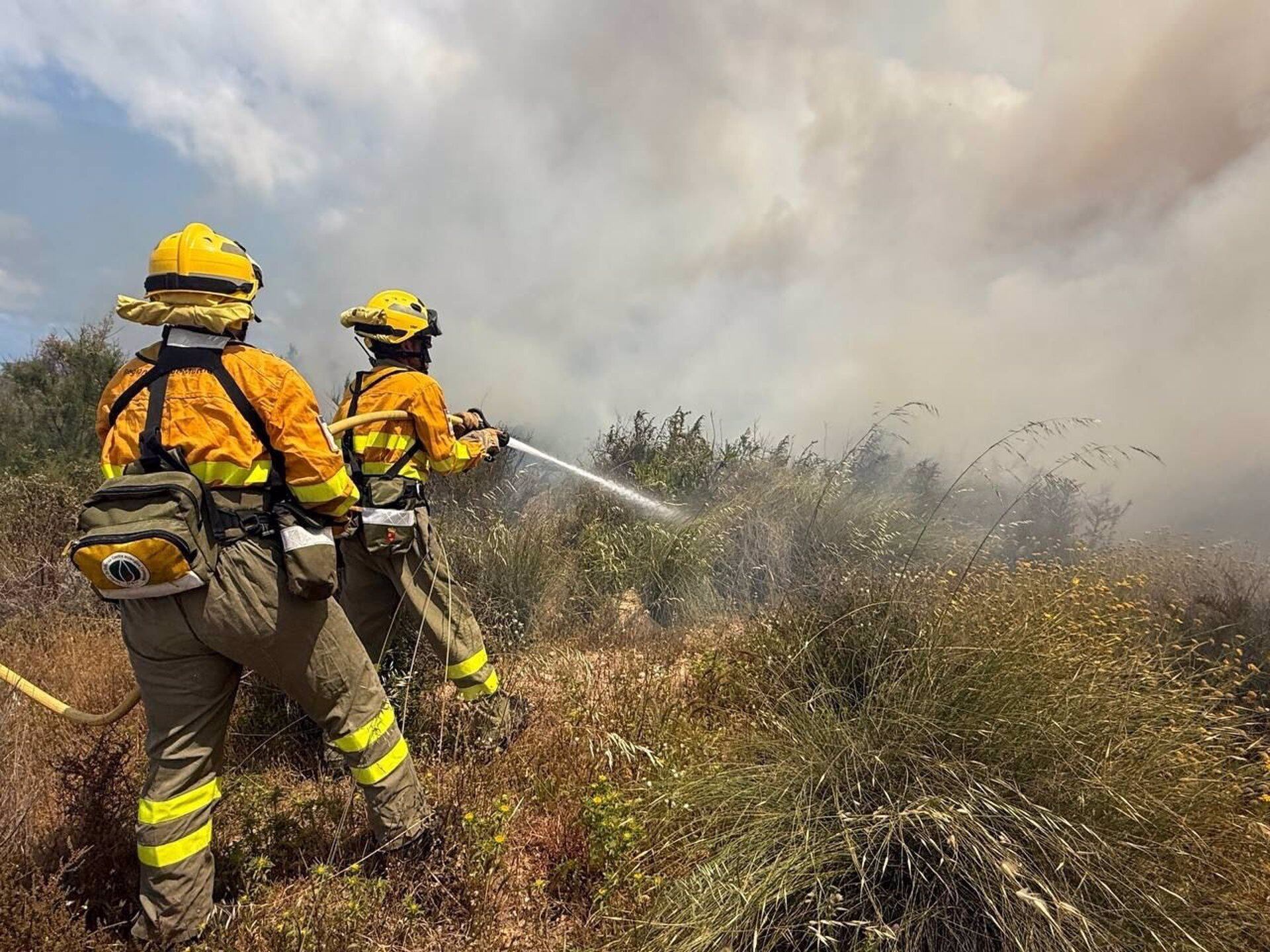 Efectivos del Plan Infomur trabajan en la extinción de un incendio en el paraje de La Hita, en San Javier