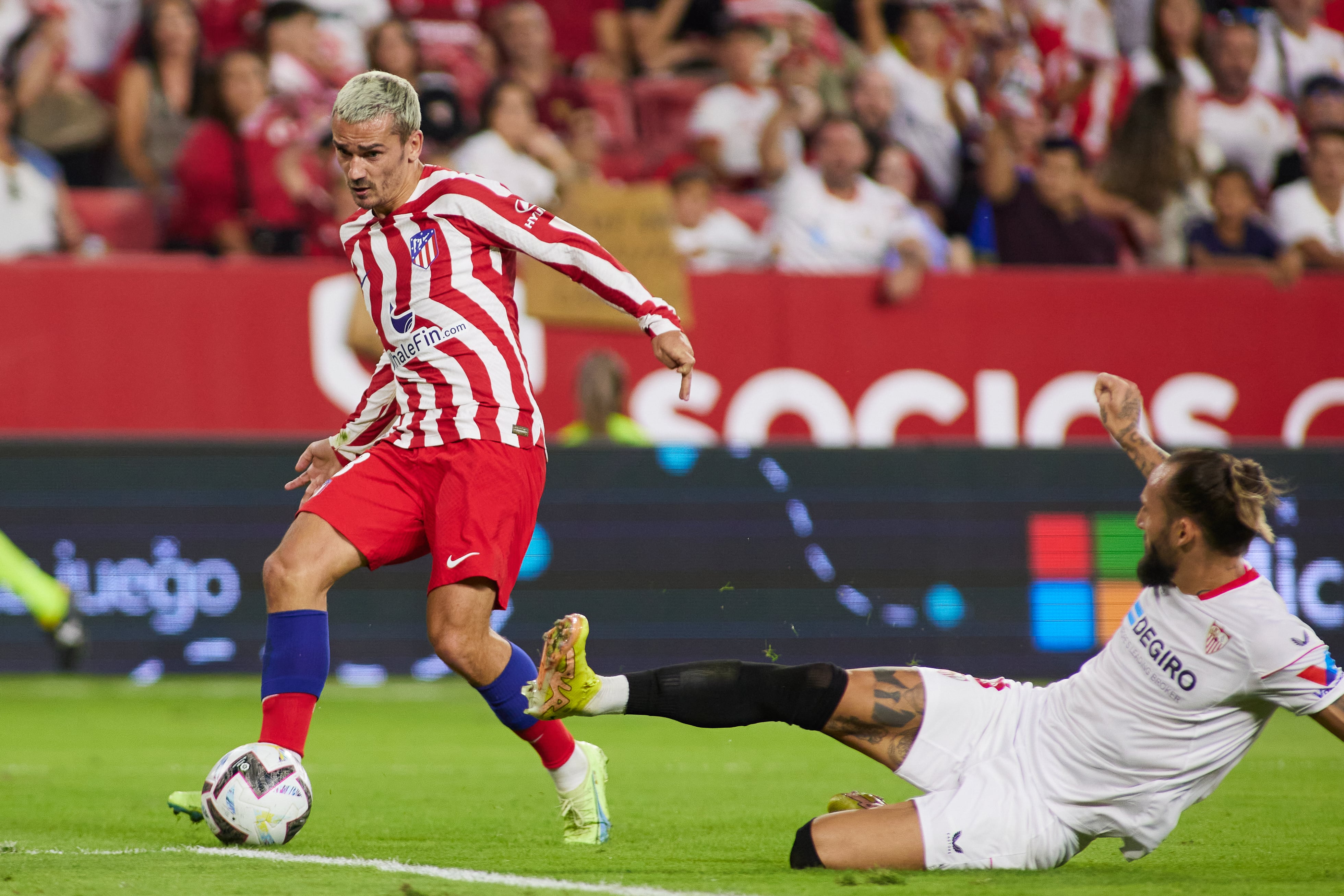 Antoine Griezmann y Gudelj durante un encuentro entre Atlético Madrid y Sevilla FC en LaLiga