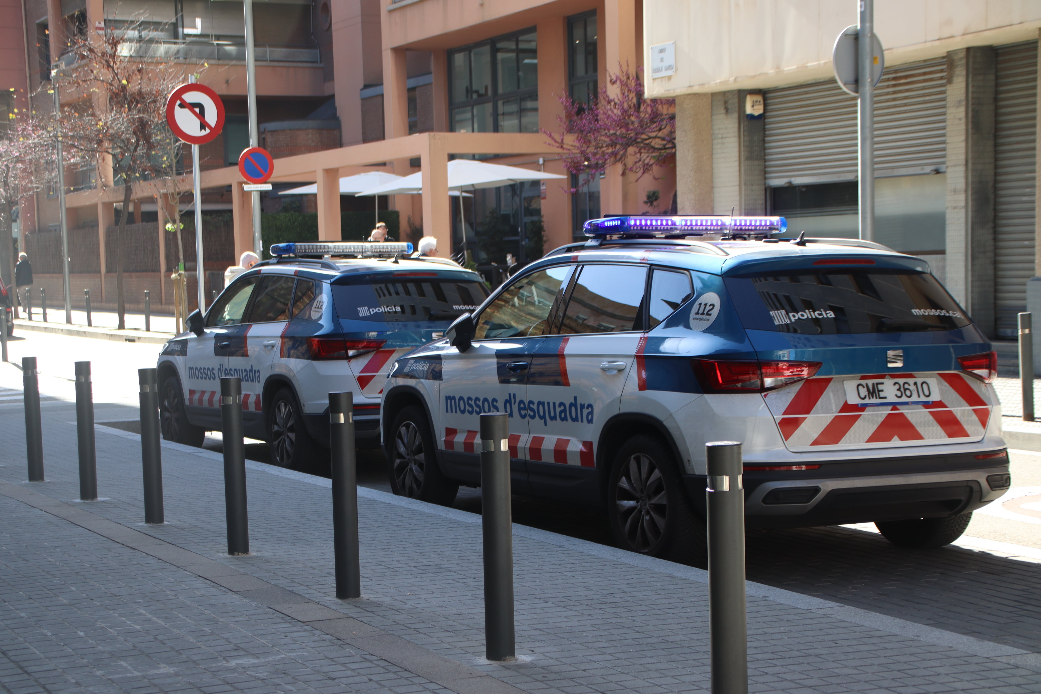 Dos coches de los Mossos.