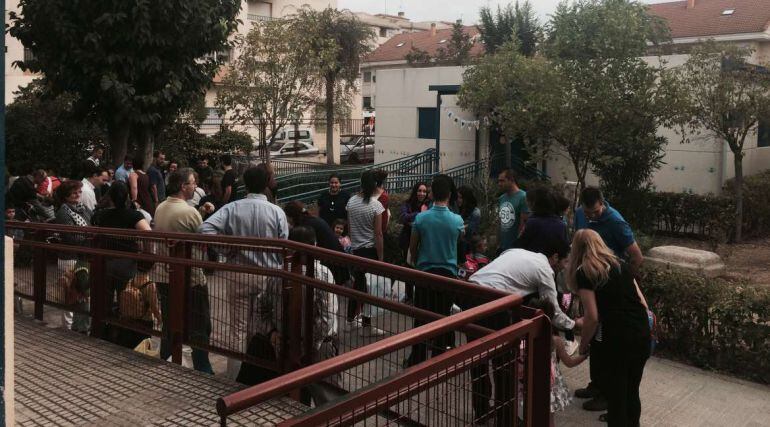 Padres y niños esperan la entrada al colegio