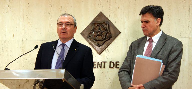 Carles Pellicer (esquerra) acompanyat del regidor d'Hisenda en una imatge d'arxiu.