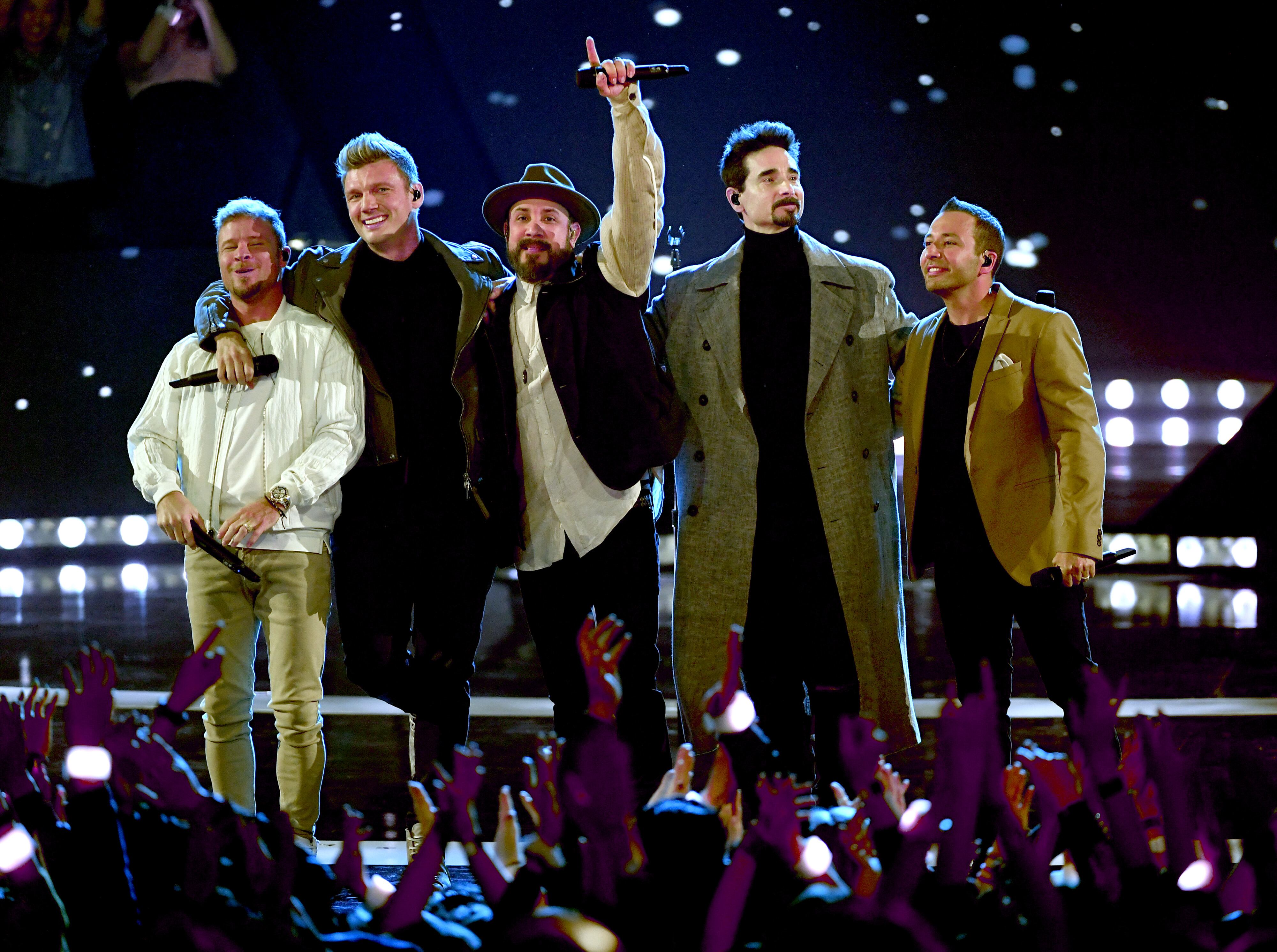 Brian Littrell, Nick Carter, AJ McLean, Kevin Richardson, y Howie Dorough de los Backstreet Boys, actuando en directo en Los Ángeles, California.