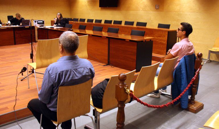 El policia, a l'esquerra, i el jove, a la dreta, durant el judici.