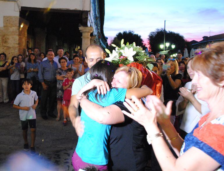 Gemma Arenas abrazada a su madre a su llegada a la Plaza Mayor