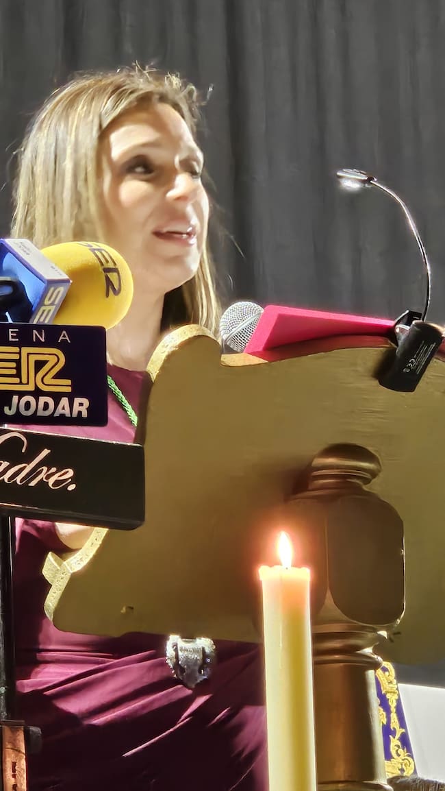 Primer plano de Justi Moreno durante el Pregón