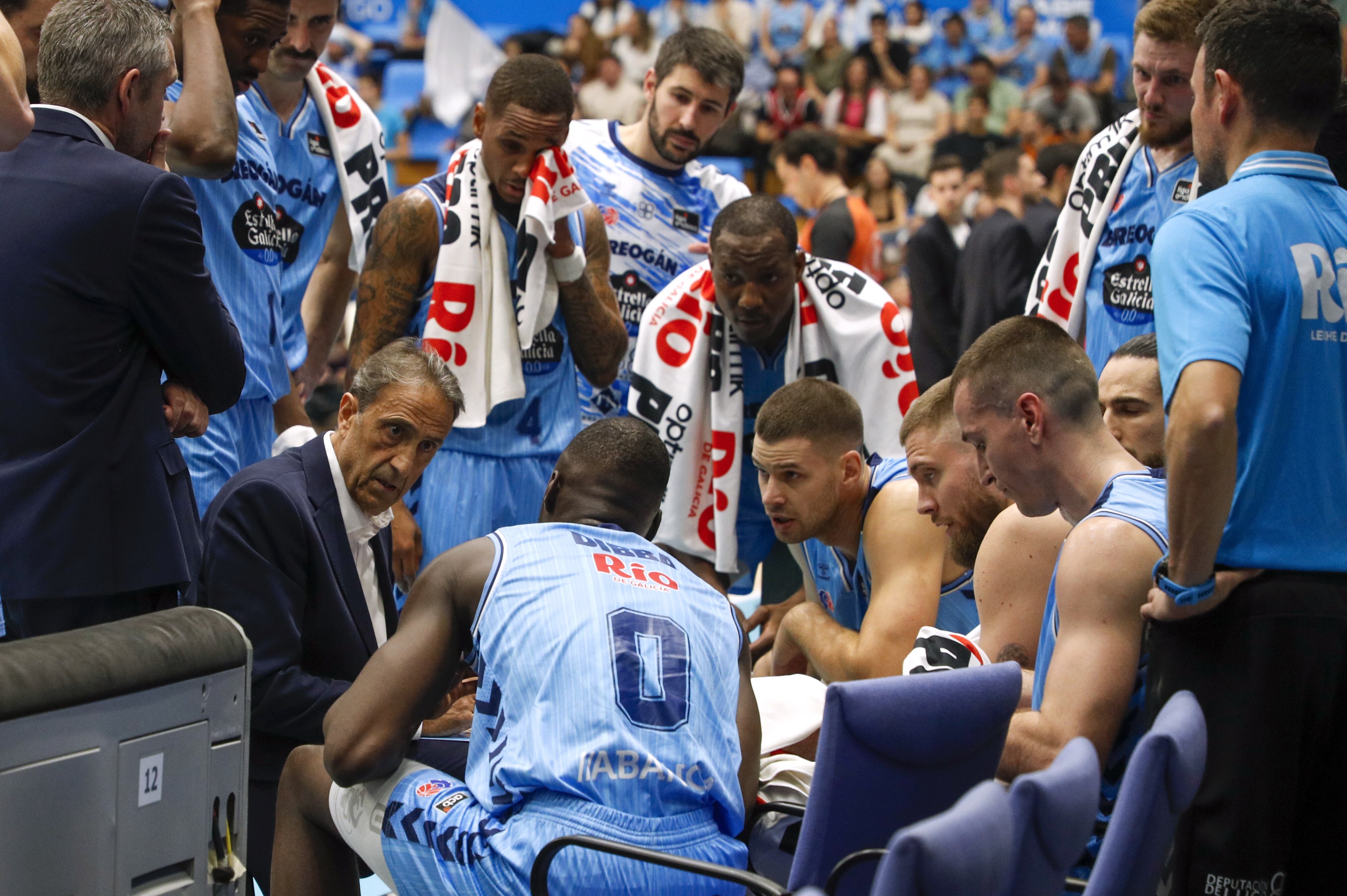 LUGO , 01/11/2025.- El entrenador del Breogan Luis Casimiro durante el partido de Liga Endesa de baloncesto disputado este sábado en Lugo frente a Covirán Granada. EFE/ Eliseo Trigo