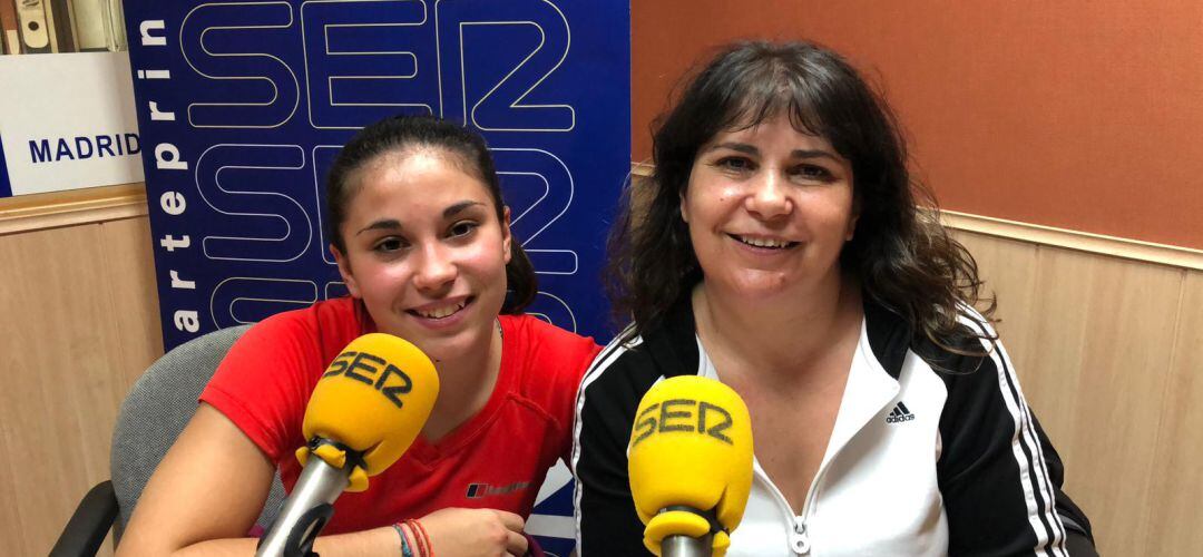 Anabelén Argudo junto con su madre en los estudios de SER Madrid Sur.