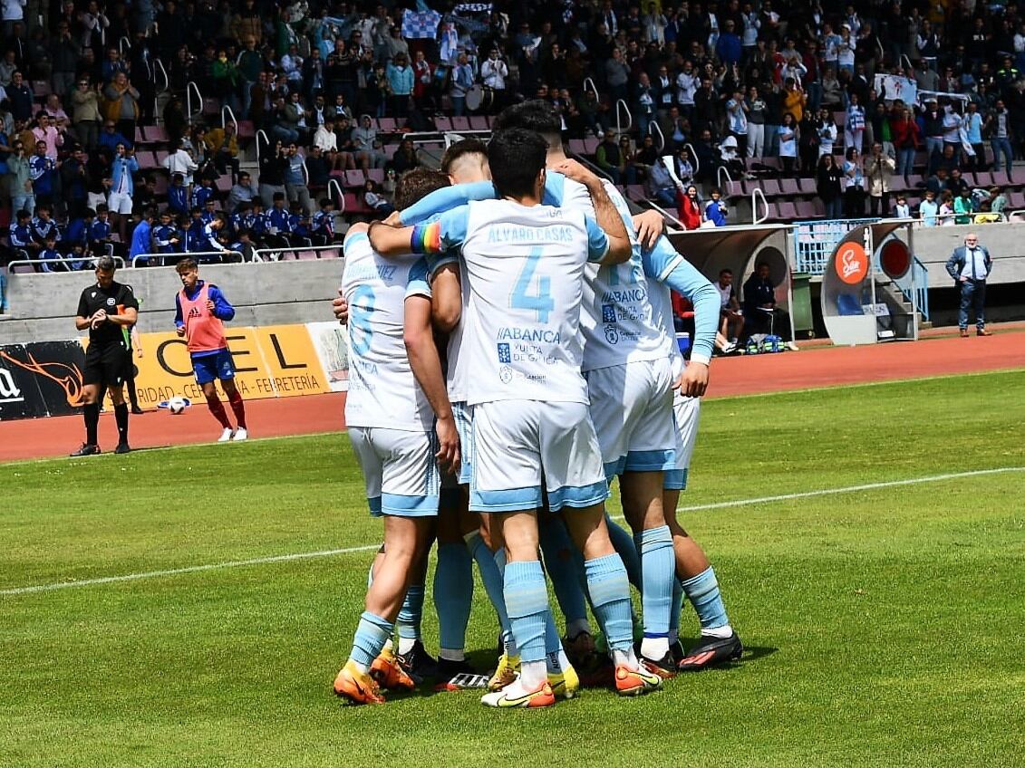 Los jugadores del Compos celebran el gol marcador por Mario Rodríguez desde el punto de penalti