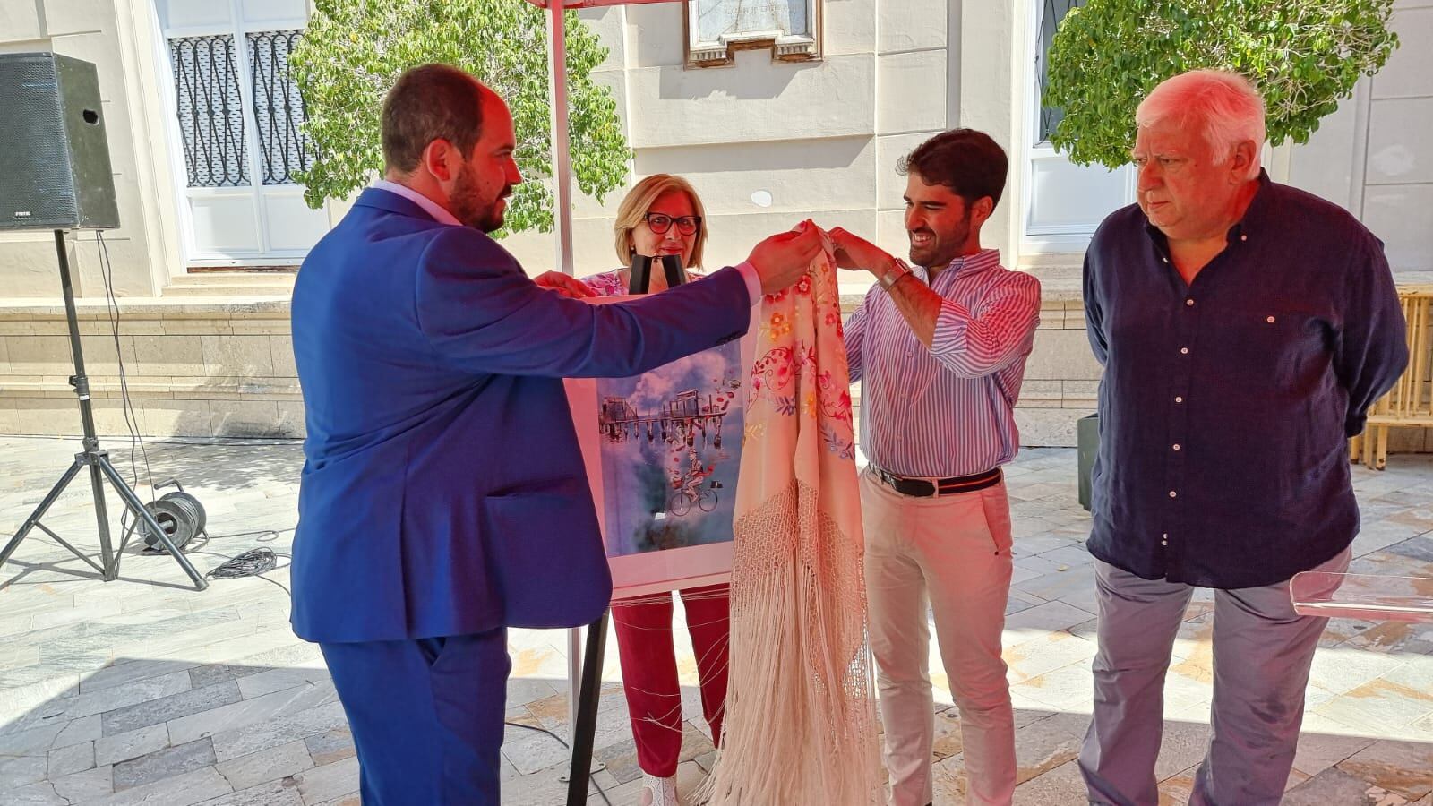 Mario Pérez Cervera, alcalde de Los Alcázares (izquierda), Diego Avilés, concejal de Cultura e Identidad del Ayuntamiento de Murcia (centro), y Juan García Serrano (derecha), director de la Semana Internacional de la Huerta y el Mar