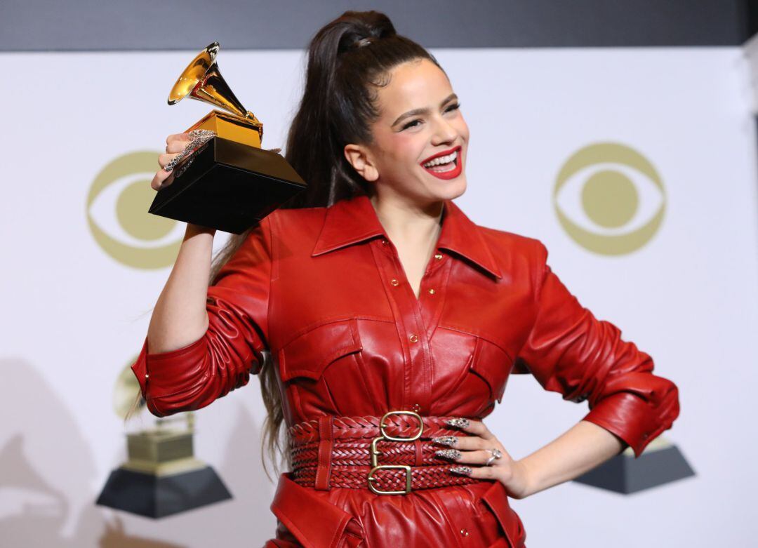 Rosalía posa con su Grammy tras la gala que se celebró la madrugada del domingo en Los Ángeles