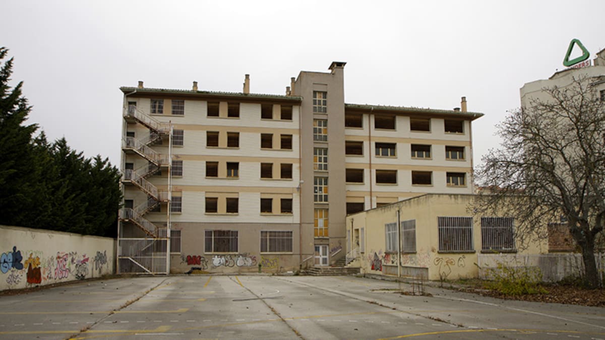 Desalojado por un incendio el edificio de la antigua ikastola Jaso de Pamplona