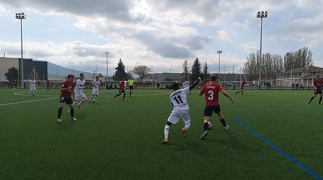 Thior trata de robar un balón contra Osasuna B