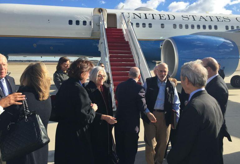 El ciudadano estadounidense Alan Gross llega a la base militar de Andrews, cercana a Washington