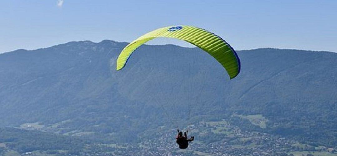 Un parapentista ha tenido que ser evacuado en helicóptero al hospital.