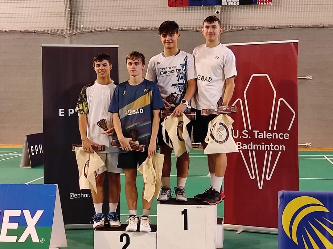 Gonzalo Isábal en lo alto del podio con su compañero de dobles Arthur Tratanov